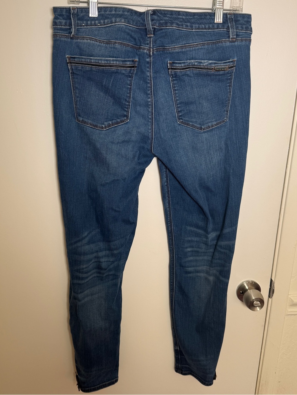 White House Black Market Women's 10 Skinny Ankle Jeans with Zipper Details - Picture 6 of 9